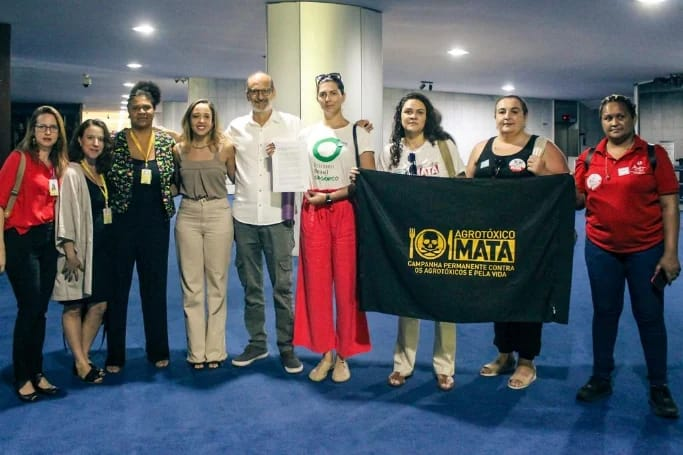 MST_Oficial's tweet photo. 📄☠️ Organizações populares protocolaram nesta terça um manifesto contra o Pacote do Veneno na presidência do Senado. 

O documento, assinado por 249 organizações, apela ao presidente do Senado, Rodrigo Pacheco, que o PL 1459/2022 seja arquivado!

#NãoAoPacoteDoVeneno https://t.co/7AMFhhgiq4