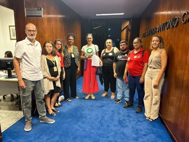 MST_Oficial's tweet photo. 📄☠️ Organizações populares protocolaram nesta terça um manifesto contra o Pacote do Veneno na presidência do Senado. 

O documento, assinado por 249 organizações, apela ao presidente do Senado, Rodrigo Pacheco, que o PL 1459/2022 seja arquivado!

#NãoAoPacoteDoVeneno https://t.co/7AMFhhgiq4