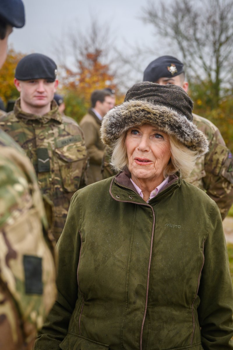 RoyalFamily's tweet photo. The Queen, as Colonel-in-Chief of @TheRoyalLancers, has joined soldiers from the Regiment as they plant 1000 oak saplings on the Sandringham Estate, in memory of Queen Elizabeth II. https://t.co/bFRe30d10D