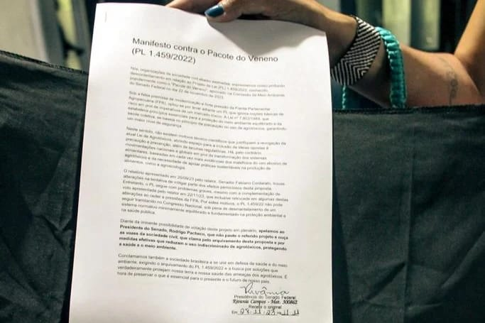 MST_Oficial's tweet photo. 📄☠️ Organizações populares protocolaram nesta terça um manifesto contra o Pacote do Veneno na presidência do Senado. 

O documento, assinado por 249 organizações, apela ao presidente do Senado, Rodrigo Pacheco, que o PL 1459/2022 seja arquivado!

#NãoAoPacoteDoVeneno https://t.co/7AMFhhgiq4
