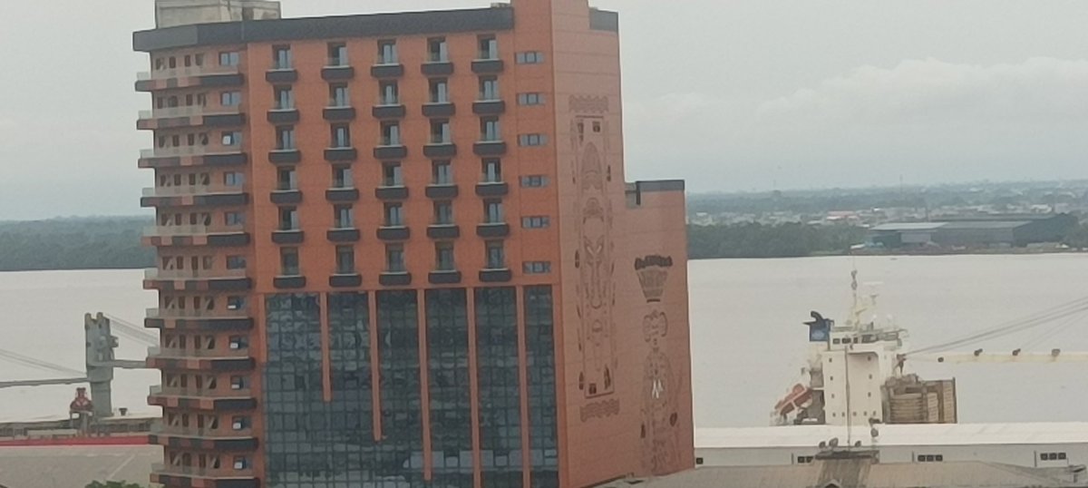 TitiNdema's tweet photo. Svp, avez-vous une idée du nom de l'artiste qui à réalisé cette oeuvre sur ce bâtiment? Il est possible que nous puissions faire un reportage sur lui.
Merci pour le RT 🙏🏾 https://t.co/FkvLVphDp9