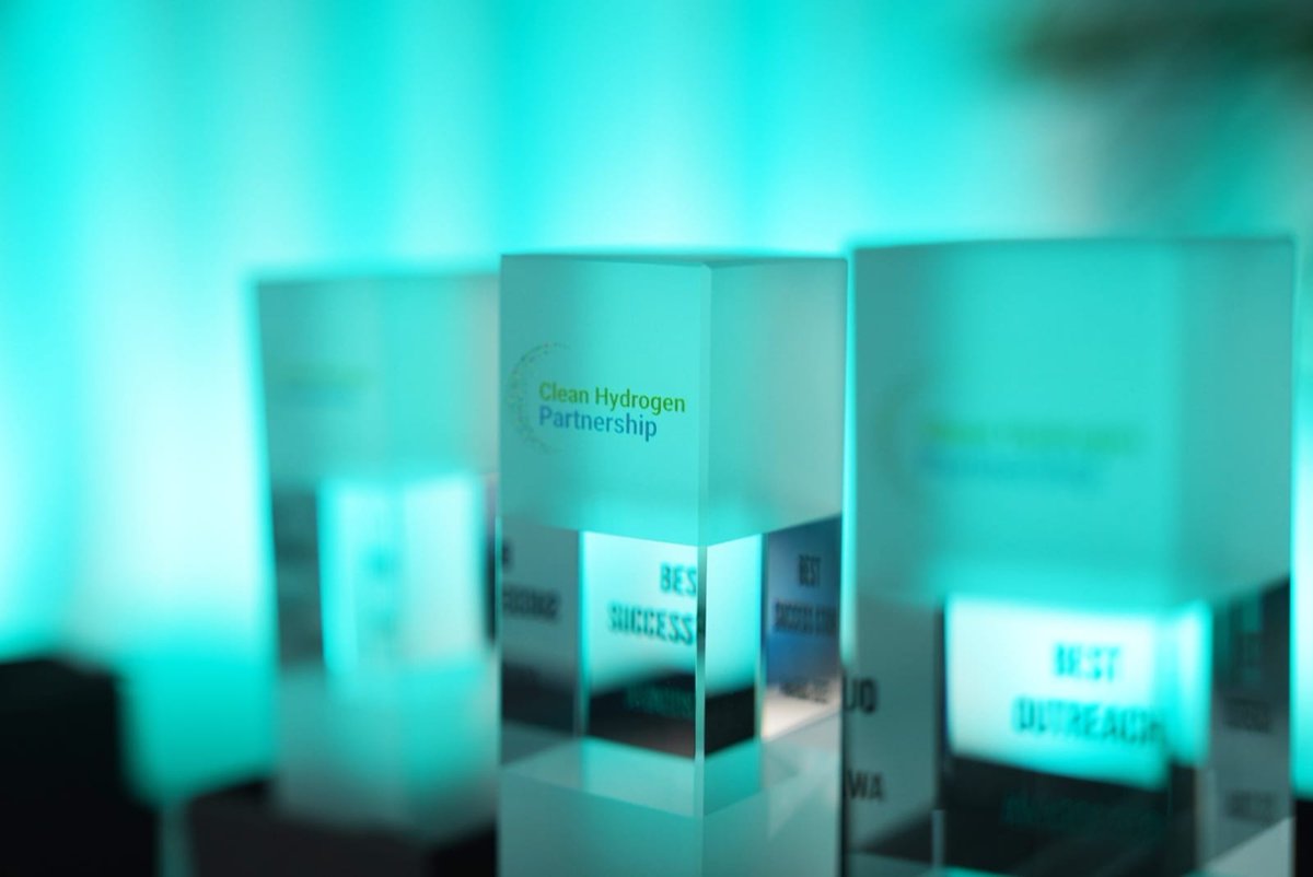 <a href="/EU_StasHH/">EU_StasHH</a> proud to be awarded the Best Success Story Award by the <a href="/CleanHydrogenEU/">Clean Hydrogen Partnership</a>! 
#fuelcell #standardisation #heavyduty #hydrogentechnology
<a href="/SINTEF/">SINTEF</a> <a href="/WaterstofNet/">WaterstofNet</a> 
waterstofnet.eu/en/news/stashh…