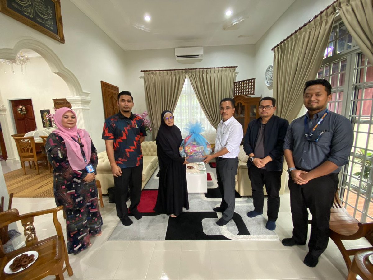 27 November 2023 | Isnin
Ziarah &amp; Penyampaian Sumbangan kepada waris Allahyarham En. Azizan bin Man, Pesara FAMA yang telah meninggal dunia pada 25 November 2023.
Layari: tinyurl.com/4kxmsw3p