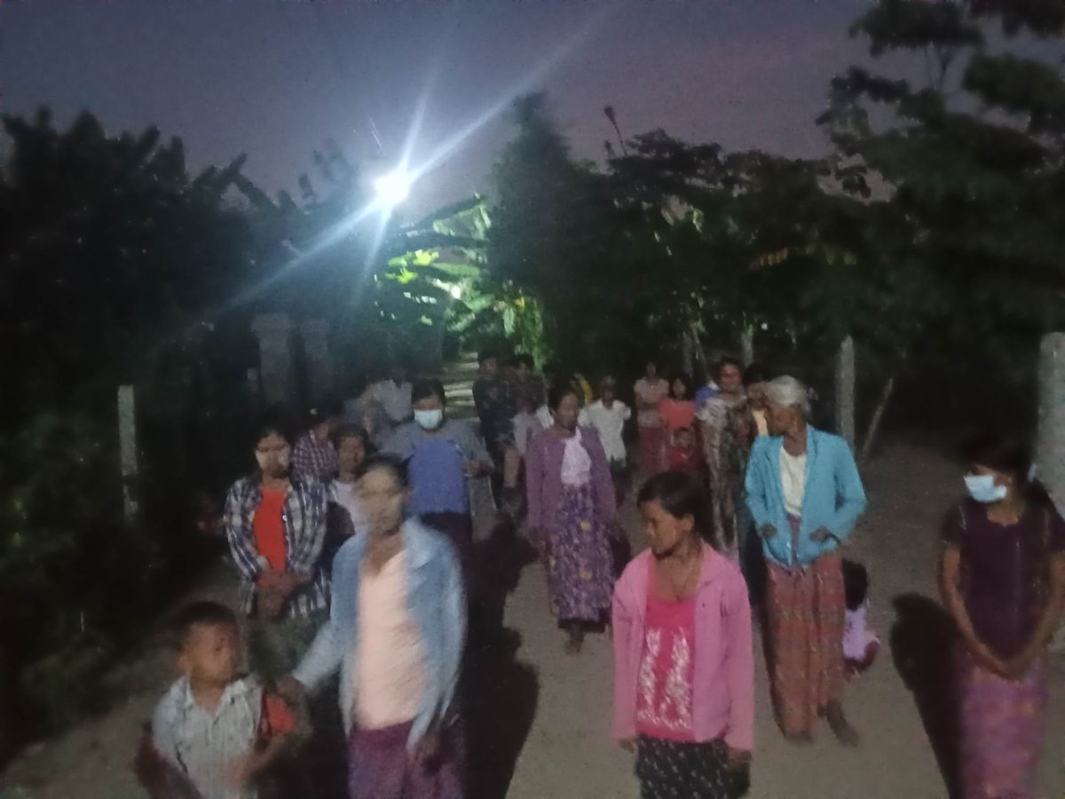 Today, the determined civilians from Shwe Yay Kyi strike committee have continued their evening protest against #MyanmarMilitary in a village in #YinMarBin township, in #Sagaing region.  #HelpMyanmarIDPs #2023Nov28Coup #WhatsHappeningInMyanmar