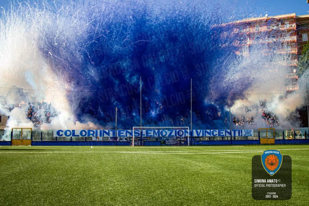 CurvaScoperta's tweet photo. 🔥💥 Elle est arrivée, elle est encore chaude et toute belle : voici la dernière innovation à la mode dans nos tribunes !

Ici lors de Siracusa - Trapani, dans le groupe I de Serie D. https://t.co/pDtugVrqxz
