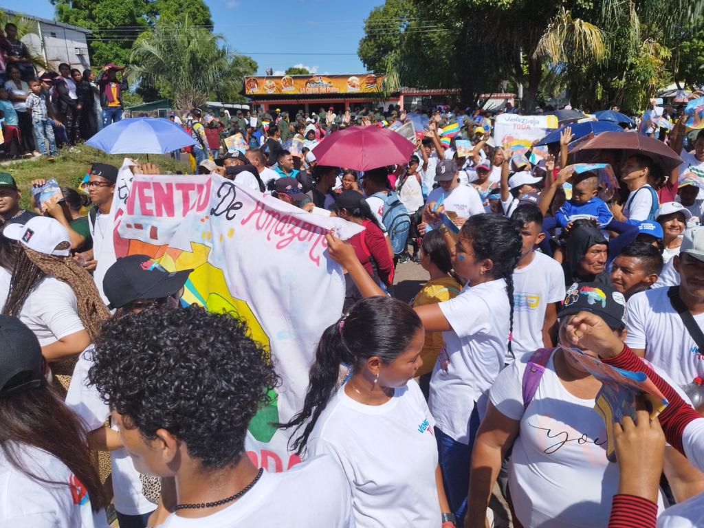 🌞AMAZONAS

🇻🇪PUEBLOS| Los hermanos y hermanas indígenas llegan con la fuerza de los ancestros ratificando el compromiso en el cierre de campaña por VENEZUELA TODA <a href="/EsequiboOficial/">Comisión Defensa del Esequibo</a> 
#VenezuelaEsEsequibo

#5VecesSíPorMiEsequibo

<a href="/NicolasMaduro/">Nicolás Maduro</a>
<a href="/jorgerpsuv/">Jorge Rodríguez</a>
<a href="/RanderPena/">Rander Peña Ramírez</a>
<a href="/PartidoPSUV/">PSUV</a>