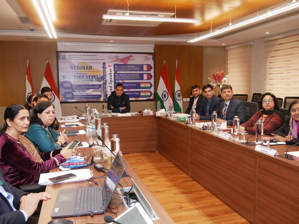 DARPG_GoI's tweet photo. Shri Kundan Kumar, DC, @dmpurnea, PM Awards 2022 recipient, presented an initiative on Navpravartan Startup Zone Chanpatia—addressing COVID-19 challenges, fostering tech startups, and transforming migrant workers into settled entrepreneurs. https://t.co/ZHrS6sHNzt