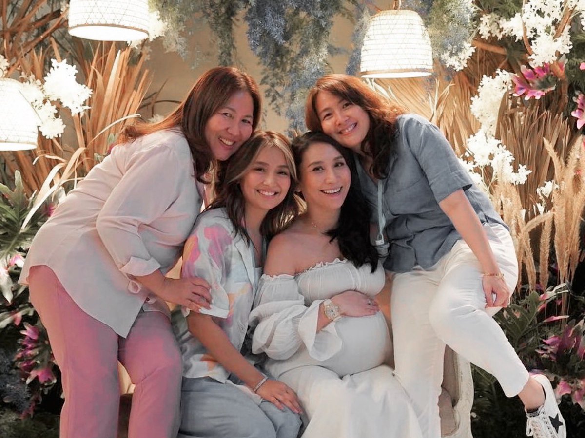 OfficialKBB's tweet photo. Ohana. 🥹❤️

Ate Tin's late birthday celebration. Belated happy birthday to @bernardokath’s eldest sister, Ate @chryslermarco! Stay healthy and more blessings to come, ate! We love you! 🥳

#KathrynBernardo #TeamKathryn https://t.co/kWXocNNc1p