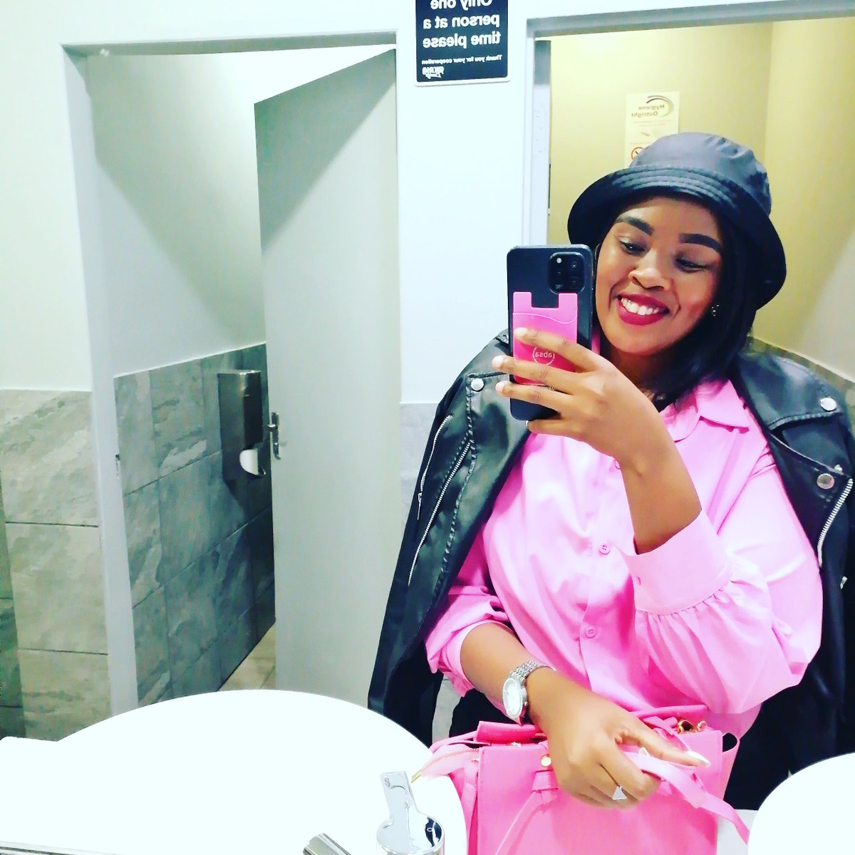 MissAprilMam057's tweet photo. December tender nyana? 🤔🥴🥱
#uMjoloWithAzola https://t.co/VnuKLi3UMq