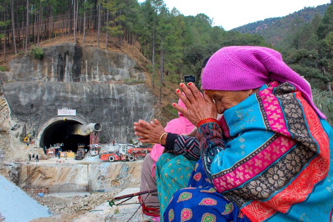 venkateshprasad's tweet photo. Science and Endurance meet Prayers.
Gratitude to all involved in rescuing the 41 workers trapped in the tunnel since Nov 12. This is an incredible effort and feel extreme gratitude to all who put in their heart and soul in safely rescuing the workers. #UttarakhandTunnelRescue https://t.co/ul039qRddv