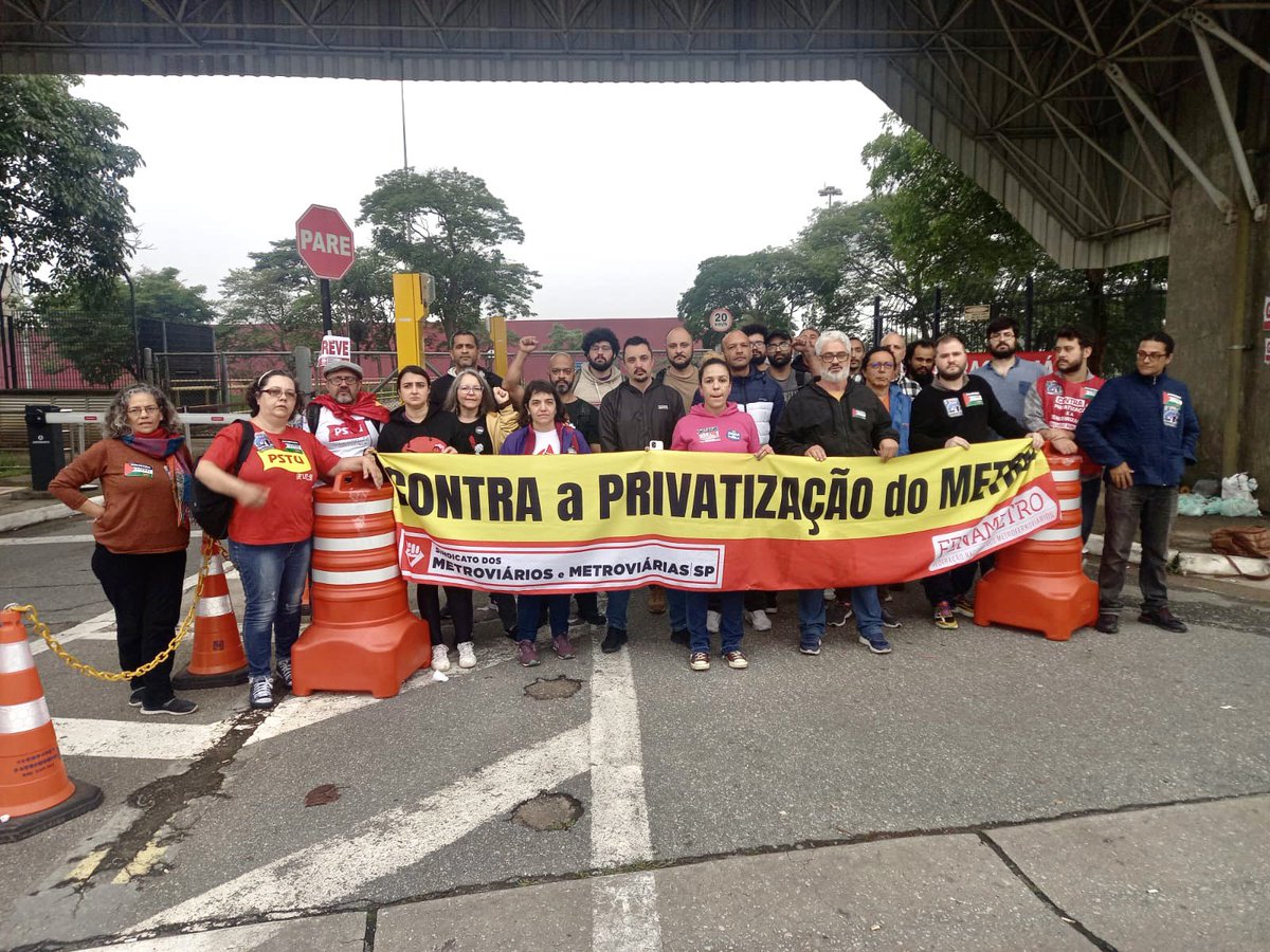 opsocialista's tweet image. PSTU NA GREVE UNIFICADA - SP | A militância do PSTU (@pstu) presente na greve unificada para derrotar as privatizações de Tarcísio de Freitas em SP. 

Desde a madrugada nos piquetes do metrô, fortalecendo a luta.

Aqui não tem arrego! #PSTU

#NãoPrivatizaSP #GreveMetrô #MetrôSP