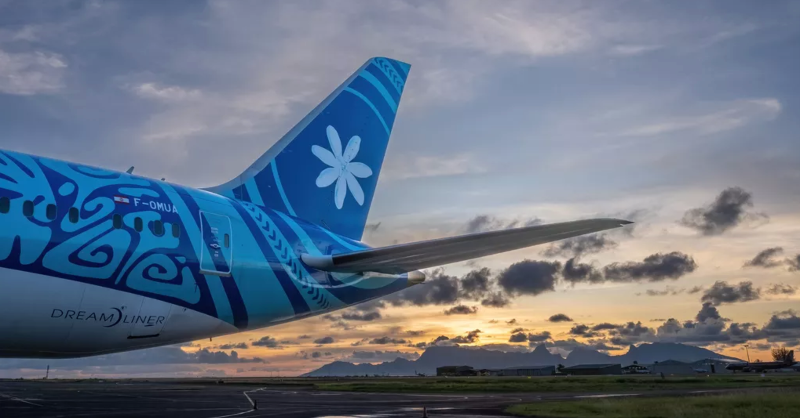 AirTahitiNuiFR's tweet photo. 25 ans de voyage jusqu'au bout de la "Nui" ✨

Michel Monvoisin, PDG d'Air Tahiti Nui, revient sur les dates clés de la compagnie : le renouvellement de la flotte, nos engagements RSE...👇

#MardiConseil #AirTahitiNui25