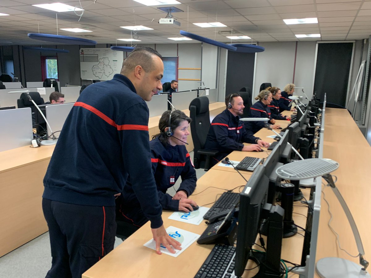 SDIS_74's tweet photo. Formation de maintien et de perfectionnement des acquis des officiers #santé : supervision du #secours d'urgence à personne #SUAP, engagement et adaptation des moyens, interface CODIS/SAMU. L'équipe est constituée de 29 infirmiers et cadres de santé, professionnels et volontaires https://t.co/KkTsh5bia1