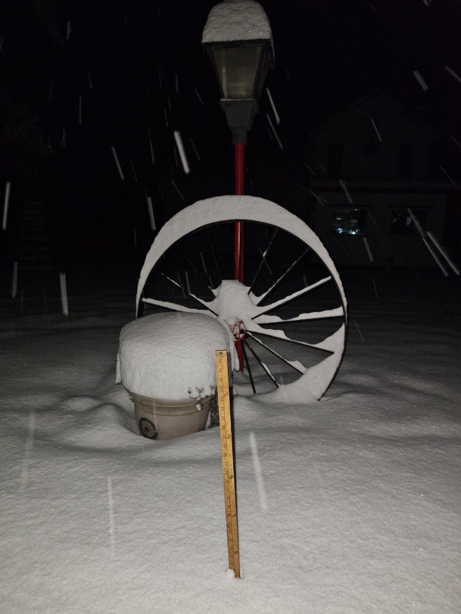 mrmschem's tweet photo. Our 1st snow of the season and we are without power. 11" so far.
#snow2022 #the315 #tughillNY #lakeaffect https://t.co/7wE33H9vSL
