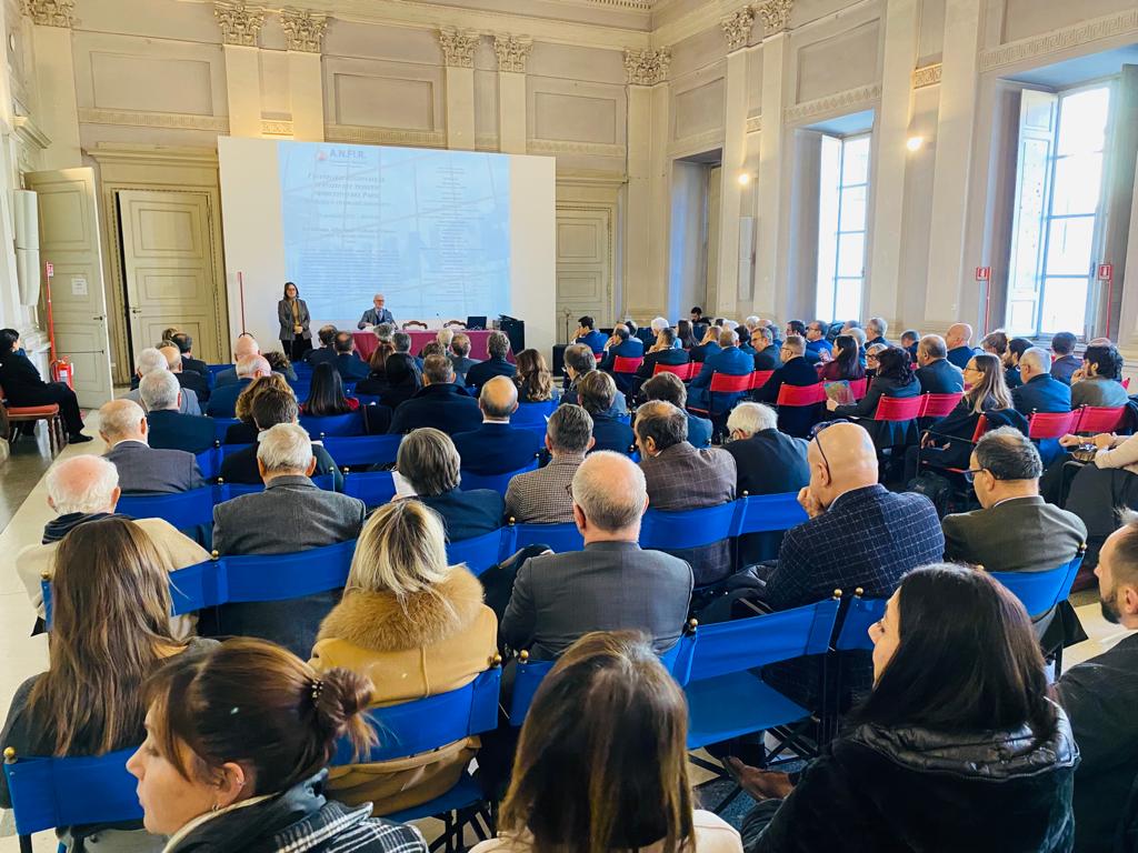 finpiemonte's tweet photo. Sala piena per il #convegno di #ANFIR che vede riuniti oggi a #Torino i rappresentanti del mondo economico e finanziario piemontese e nazionale.
Apre i lavori il nostro Presidente Michele Vietti, in rappresentanza di ANFIR
➡️https://t.co/utKUg6UOFT https://t.co/HI0tOMCWcJ