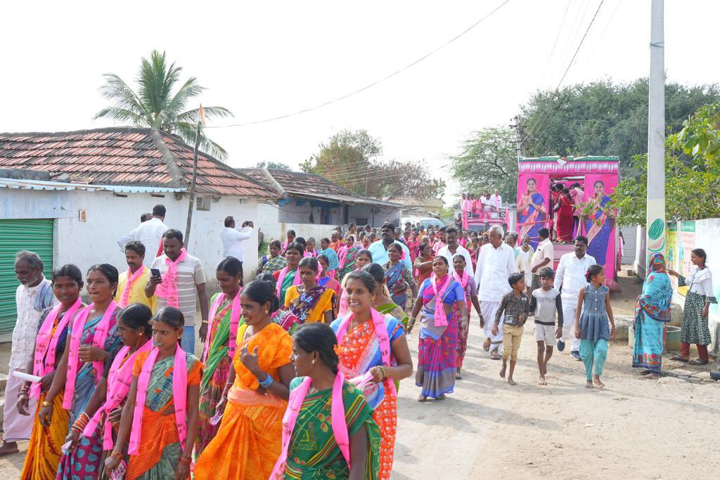 sunitavakiti's tweet photo. తుది దశ ప్రచారంలో భాగంగా నాస్తిపూర్ గ్రామంలో పర్యటించడం జరిగింది. మహిళలు, యువత పెద్ద ఎత్తున తరలివచ్చి ఘన స్వాగతం పలికారు. వారి కేరింతల నడుమ రోడ్షో కోలాహలంగా జరిగింది.
#SunithaLaxmaReddy #VoteForCar #voteforsunithaamma #VoteForVSLR #KCROnceAgain #KCR #brs #BRSParty #Vote4Car https://t.co/ShMPCFmgEj