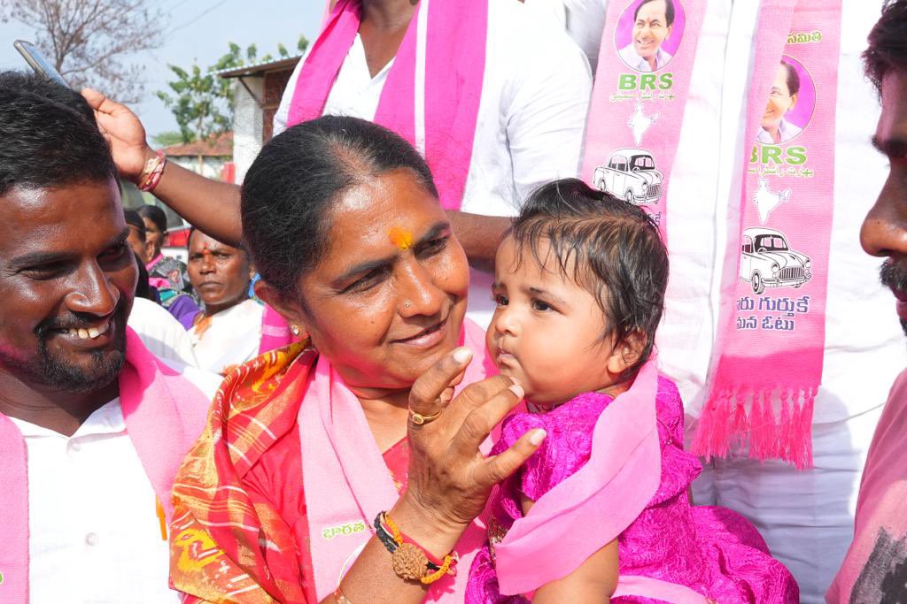 sunitavakiti's tweet photo. తుది దశ ప్రచారంలో భాగంగా నాస్తిపూర్ గ్రామంలో పర్యటించడం జరిగింది. మహిళలు, యువత పెద్ద ఎత్తున తరలివచ్చి ఘన స్వాగతం పలికారు. వారి కేరింతల నడుమ రోడ్షో కోలాహలంగా జరిగింది.
#SunithaLaxmaReddy #VoteForCar #voteforsunithaamma #VoteForVSLR #KCROnceAgain #KCR #brs #BRSParty #Vote4Car https://t.co/ShMPCFmgEj