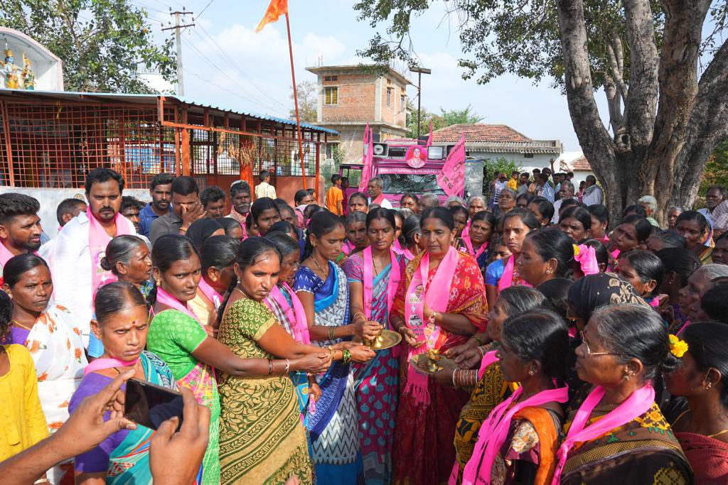 sunitavakiti's tweet photo. తుది దశ ప్రచారంలో భాగంగా నాస్తిపూర్ గ్రామంలో పర్యటించడం జరిగింది. మహిళలు, యువత పెద్ద ఎత్తున తరలివచ్చి ఘన స్వాగతం పలికారు. వారి కేరింతల నడుమ రోడ్షో కోలాహలంగా జరిగింది.
#SunithaLaxmaReddy #VoteForCar #voteforsunithaamma #VoteForVSLR #KCROnceAgain #KCR #brs #BRSParty #Vote4Car https://t.co/ShMPCFmgEj