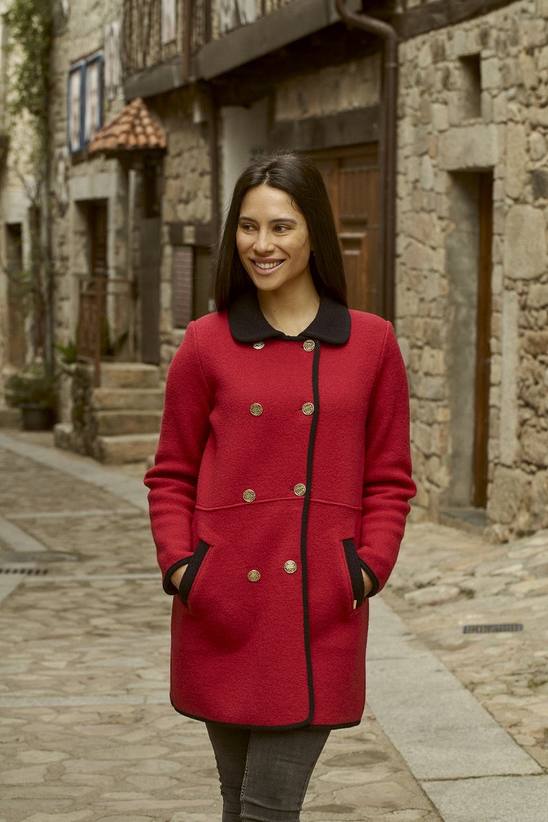 El abrigo nos representa, forma parte de nuestra personalidad. Nos acompaña durante parte de nuestra vida y nos proporciona también felicidad
 
#abrigodelana #modamujer #moda #modalenta #modasostenible #lanamerino #modadecalidad #hechoenespaña #hechoenzamora #hechoencyl