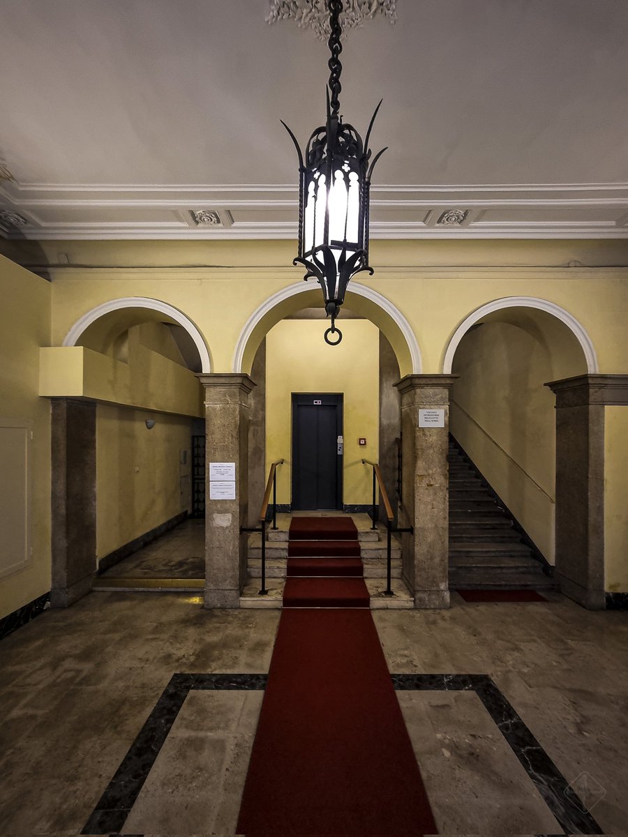 Palazzi di trieste...

#keebeeshots #interiordecor #trieste #symmetryhunters #elevator #stairs #historicalromance #redcarpet