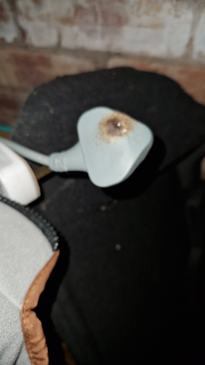 AmberLouClark's tweet photo. @Hoover_UK please can you help me? I have had my hoover dryer for 2 years and yesterday when looking at my plug it's has burnt. 

Is it right that I have to pay £180 for an engineer when this is a dangerous fault. Also when researching this happens alot with your dryers? https://t.co/uh5jYcPasx