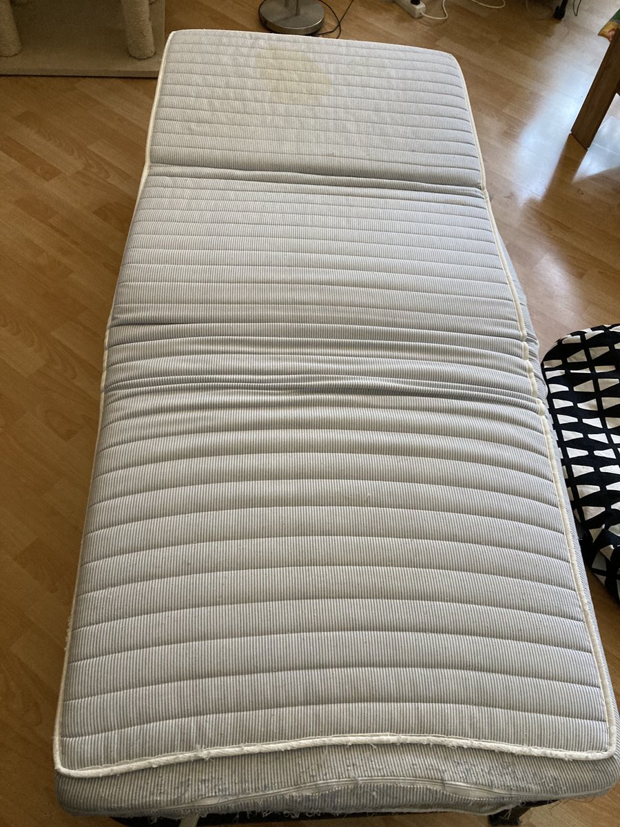 Hey, #Berlin! Schlafsessel Lycksele von Ikea zu verschenken, schon älter und mit ein paar Flecken auf der Matratze, dafür mit neuem Ersatzbezug. Abholung nahe Hermannplatz