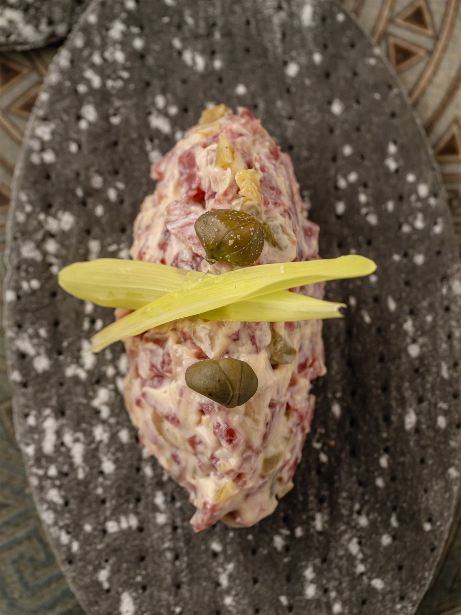 Uno de los entrantes para compartir que no pueden faltar en tu visita. 

¿Has probado el tartar de salchichón ibérico? La inspiración del tartar traído a nuestra Sierra y productos. 

Un bocado untuoso, que despertará tus sentidos

▶️ buryrestaurante.com
📞 626219401