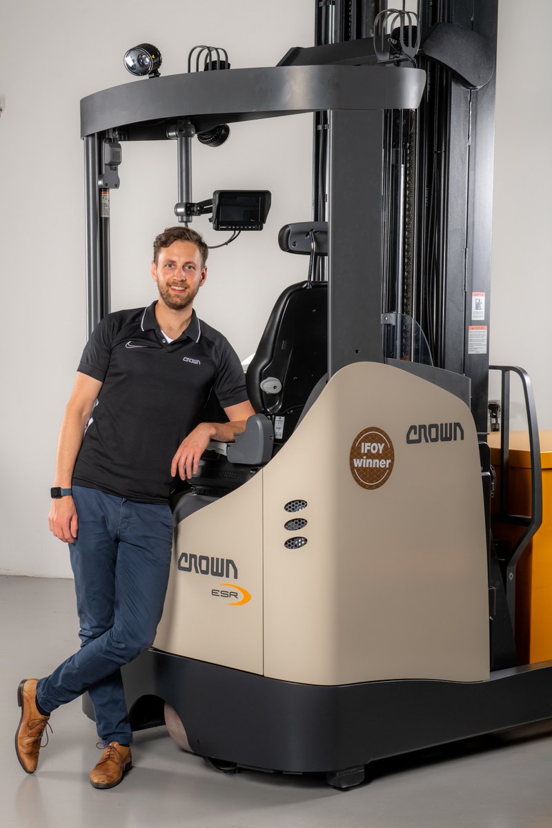 Real performance with our ESR 1200 Series: “With our new mast portfolio, we’re further boosting the productivity of our reach trucks, which have already proven their value in the warehouse,” says Danilo Schmidt, Marketing Product Manager. ow.ly/VWgi50Q07Bz #Crown #Forklifts