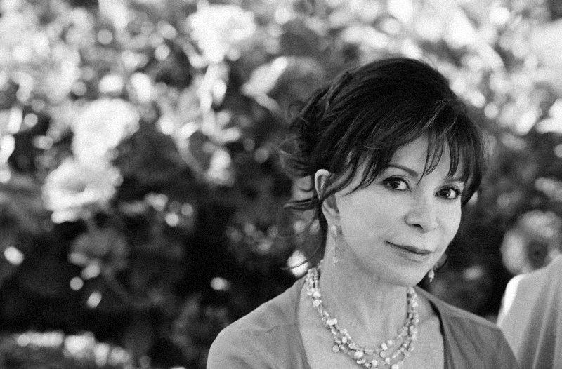 HistoriasLitera's tweet photo. En 1981, Isabel Allende vivía exiliada en Venezuela. El 8 de enero, recibió la noticia de que su amado abuelo se estaba muriendo en Chile.

En su dolor, le escribió una carta que nunca llegó a enviar, pero que luego se convirtió en su primera gran novela: La casa de los espíritus.

Luego del éxito de La casa de los espíritus, Isabel Allende mantuvo por costumbre el comenzar a escribir sus novelas el 8 de enero.