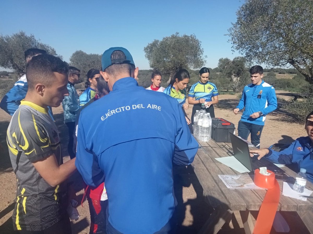 EjercitoAire's tweet photo. La Orientación es una especialidad que desarrolla habilidades que repercuten en la preparación física y mental del militar.

Permite desplazarse con rapidez, la interpretación de mapas y la rápida toma de desiciones bajo la fatiga y el estrés que produce la competición. https://t.co/lUeeo96GpQ