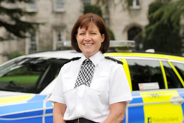 Effiedeans's tweet photo. Why do we pay any police officer £250,000? Even that's not enough, she has to have free taxis too
https://t.co/SxezNfRENS https://t.co/6uAb8mvdQ9