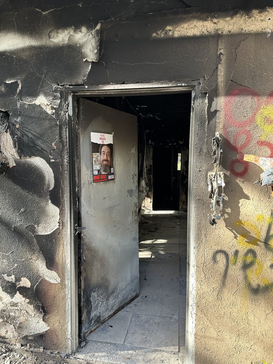 רביד כץ, החבר האהוב שלנו איננו. 
אחרי 53 ימים שחורים, התבשרנו הבוקר שהוא אינו בגדר שבוי עוד, אלא נרצח וגופתו מוחזקת בעזה. 
איך קטפו לנו אותך איש מדהים שכמוך.. כמה קיווינו שפתאום תגיע עם חיוך רחב ובדיחת קרש, ותשאל ״מי בא לקפה..״ כמה ניסיתי להיאחז במחשבה הזו כשביקרתי בשישי בביתך...