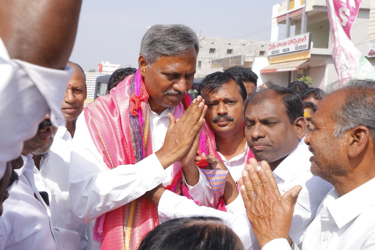 PRR_BRS's tweet photo. చేర్యాల రోడ్ షో.

#KCROnceAgain #pallarajeshwarreddy #KCRHattrick #SayNoToScamgress #janagam #Telangana #Cherial #KCR #VoteForCar #SayNoToCongress https://t.co/T2pQxf50oy