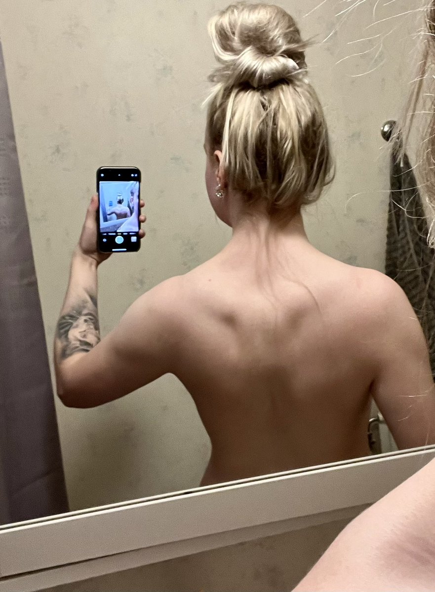 emlilan's tweet photo. Realized I haven’t posted anything for a long while. So I thought that I can share progress pics since it’s a huge bonus on my journey to become the best version of myself both mentally and physically 👌🏻 https://t.co/I8XqMD3i9j