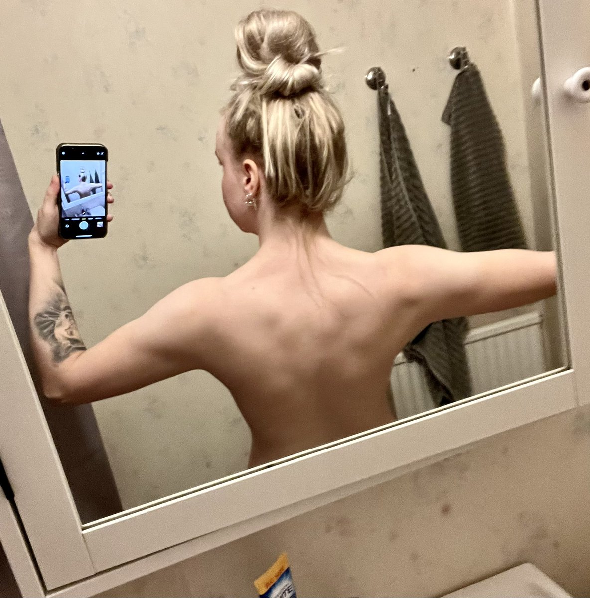 emlilan's tweet photo. Realized I haven’t posted anything for a long while. So I thought that I can share progress pics since it’s a huge bonus on my journey to become the best version of myself both mentally and physically 👌🏻 https://t.co/I8XqMD3i9j