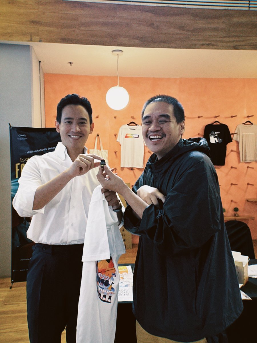 CommonMove's tweet photo. ขอบคุณคุณทิม @Pita_MFP ที่แวะมาพบปะพูดคุยกับผู้กำกับ และชมของที่ระลึกของเรา
.
“เดี๋ยวเรามาดู” คุณพิธากล่าว
งั้นมาดูอานนกันเถอะ เผื่อบังเอิญเจอคุณทิมแบบชาวเรา!
ยังฉายอยู่นะ จองตั๋วเลย: https://t.co/4JJEMuaYCM
.
#ArnoldFilm #CommonMove https://t.co/W88o6skqci
