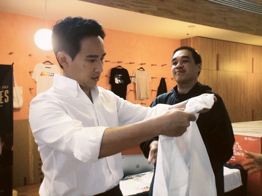 CommonMove's tweet photo. ขอบคุณคุณทิม @Pita_MFP ที่แวะมาพบปะพูดคุยกับผู้กำกับ และชมของที่ระลึกของเรา
.
“เดี๋ยวเรามาดู” คุณพิธากล่าว
งั้นมาดูอานนกันเถอะ เผื่อบังเอิญเจอคุณทิมแบบชาวเรา!
ยังฉายอยู่นะ จองตั๋วเลย: https://t.co/4JJEMuaYCM
.
#ArnoldFilm #CommonMove https://t.co/W88o6skqci