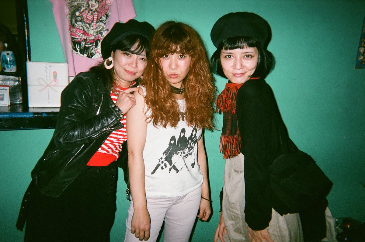 THELETSGOsCOCO's tweet photo. 難波メレでの写ルンですです！
THE GO-DEVILSのモモさんとリンダちゃん、フォトジェニックすぎっ❤️‍🔥 https://t.co/AzU3QAGE9z