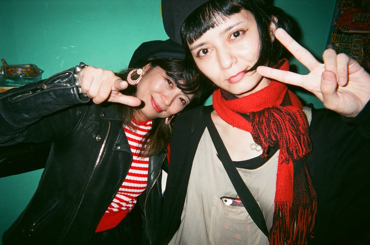 THELETSGOsCOCO's tweet photo. 難波メレでの写ルンですです！
THE GO-DEVILSのモモさんとリンダちゃん、フォトジェニックすぎっ❤️‍🔥 https://t.co/AzU3QAGE9z