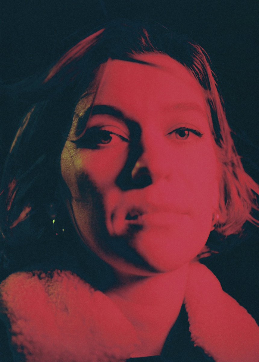 Hoe vergat je mij? Terwijl jij de schaduw over alles hier blijft ☔️ #alsjedooriemandverlatenbent 
Foto door Gian Schrouff