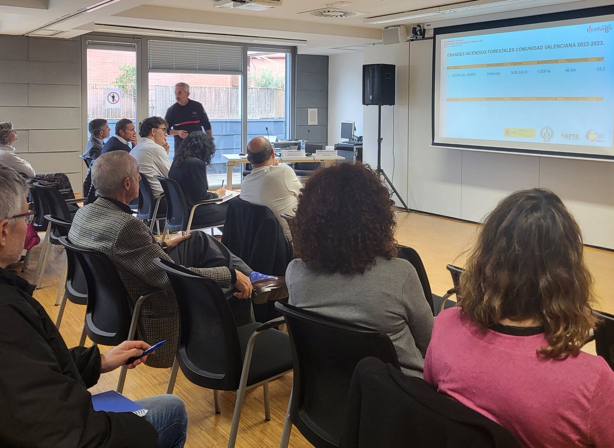 TECNIFUEGOAESPI's tweet photo. Daniel Semper @BombersValencia explica las condiciones, peculiaridades de grandes incendios #GIF Comunidad Valenciana. Ejemplo del incendio Montixelvo y la problemática de la interfaz. Las decisiones de evacuación o confinamiento y cómo llegar a la población #ifmontixelvo
#IIFF https://t.co/8orAOE53aW