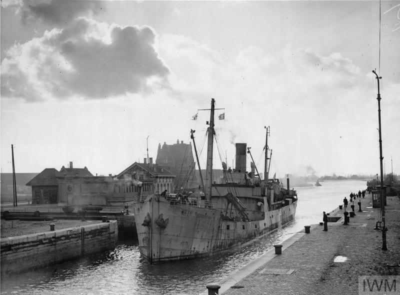 📆On this day in 1944, the first Allied convoy enters Antwerp.

This not only marked the symbolic end of the Battle of the Schelds but also heralded the final phase of WW2.
 
📷First coaster entering Antwerp Docks.

© Imperial War Museum