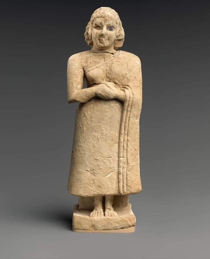 *Sümerlerde kadın mı?*

*"Ticaret yapabiliyor,*

*Doktor olabiliyor,*

*Ebeler sadece kadın,*

*Kadın katipler var,*

*Kadın tek başına tanıklık yapabiliyor,*

*Kadın müfettişler var,*

*Yarı omuzu açık pilili elbiseler veya şeffaf elbiseler giyiyorlar. Dahası da var.*

*Kadınlar