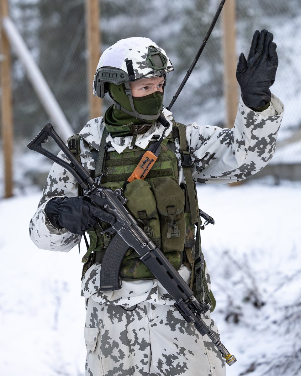 KaartinJR's tweet photo. Yksi puolustusvoimien tehtävistä on suojata kriittisiä kohteita kriisitilanteissa. Kaartin jääkärirykmentin sotilaspoliisit harjoittelivat suojaamista eilen läntisellä Uudellamaalla osana käynnissä olevaa #Sapeli23-taisteluharjoitusta. 

#kaartjr #spolk https://t.co/zSIDukMRHC