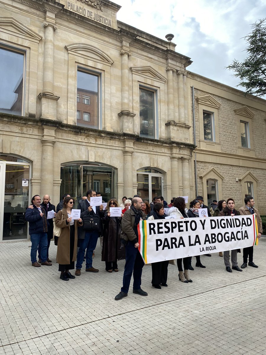 PAbogaciaRioja's tweet photo. Martes de manifestación. Por el respeto a nuestra profesión! https://t.co/MufdxVJhez