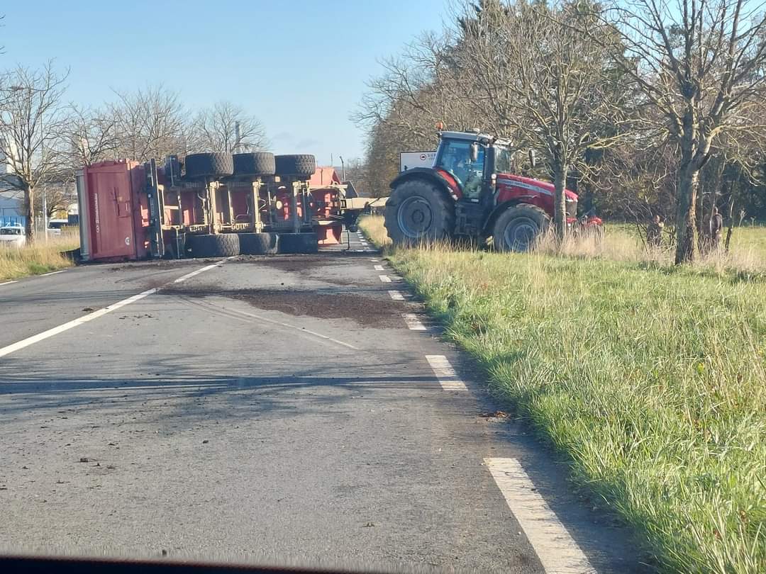 infotrafic17's tweet photo. 12h : accident RD939 sortie Surgères en direction de La Rochelle. Circulation interrompue. #inforoute17 https://t.co/NKOzwZ3ow0