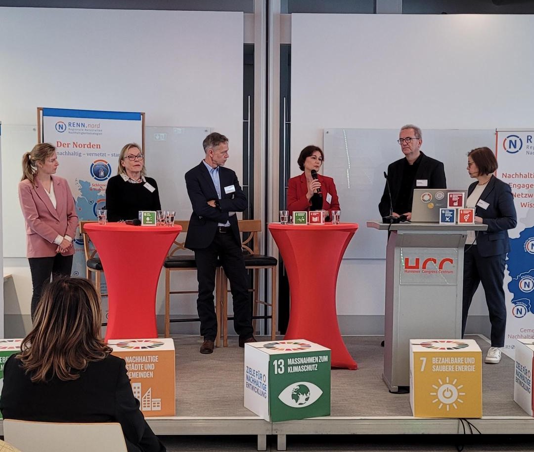 Fazit der RENN.tage-Diskussion: Beim #Bauen muss die soziale Dimension stärker berücksichtigt, Sanierung des Bestands wirtschaftlicher &amp; Suffizienz klug positioniert werden. Wenn junge Generationen um Zukunft bangen, können wir nicht akzeptieren, dass langer Atem gebraucht wird!