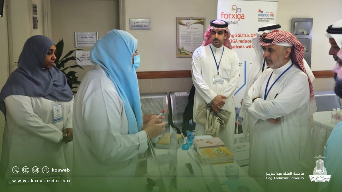 kauedu_sa's tweet photo. برعاية نائب رئيس #جامعة_الملك_عبدالعزيز للأعمال والإبداع المعرفي أ.د. توفيق الخيال، أقام مركز الخدمات الطبية بالجامعة صباح اليوم، فعالية بمناسبة اليوم العالمي للسكري، واشتملت الفعالية على معرض للتعريف بداء السكري وطرق الوقاية منه. https://t.co/QMo3CeuD4s