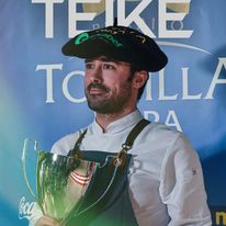 asochostbizkaia's tweet photo. ¡La II Bizkaiko Tortilla Kopa ya tiene txapeldun! 🏆 Después de intensas semanas de competición entre 64 locales, el #Teike de #Balmaseda ha conquistado el paladar del jurado y se corona como el rey de las tortillas de patata en Bizkaia 
🙌 ¡Felicidades por este merecido triunfo! https://t.co/4SyqUp4weB