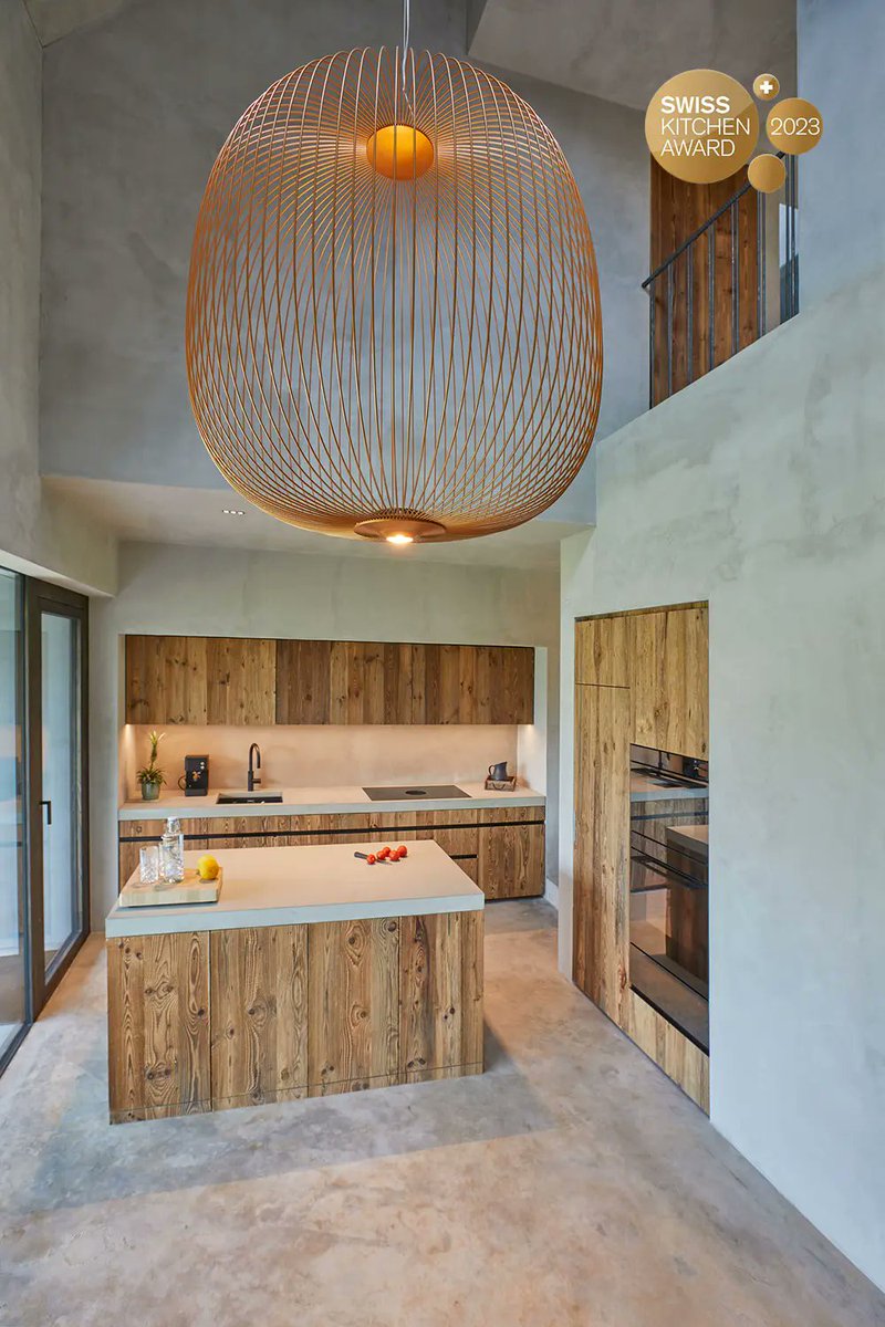 Die schönste Küche, der beste Umbau. Ein Einblick in zwei Gewinnerprojekte des «Swiss Kitchen Award 2023». Als #Betonfachplaner dieser Projekte dürfen wir uns gleich 2x geehrt fühlen. dade-design.com/swiss-kitchen-… #concreteworks